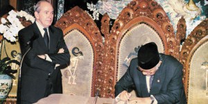 Direktur Pelaksana IMF Michel Camdessus menyaksikan Presiden Soeharto menandatangani nota kesepakatan bantuan Dana Moneter Internasional di Jalan Cendana